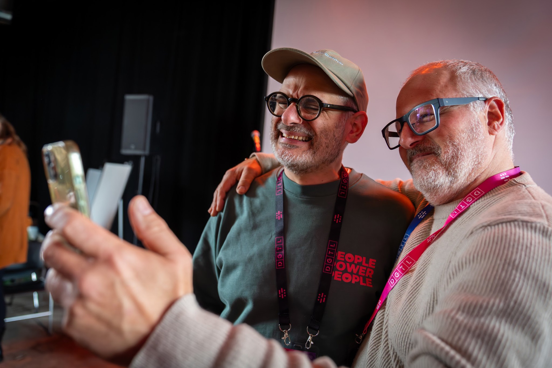Deelnemers lachen samen tijdens een People Power People Energy Booster